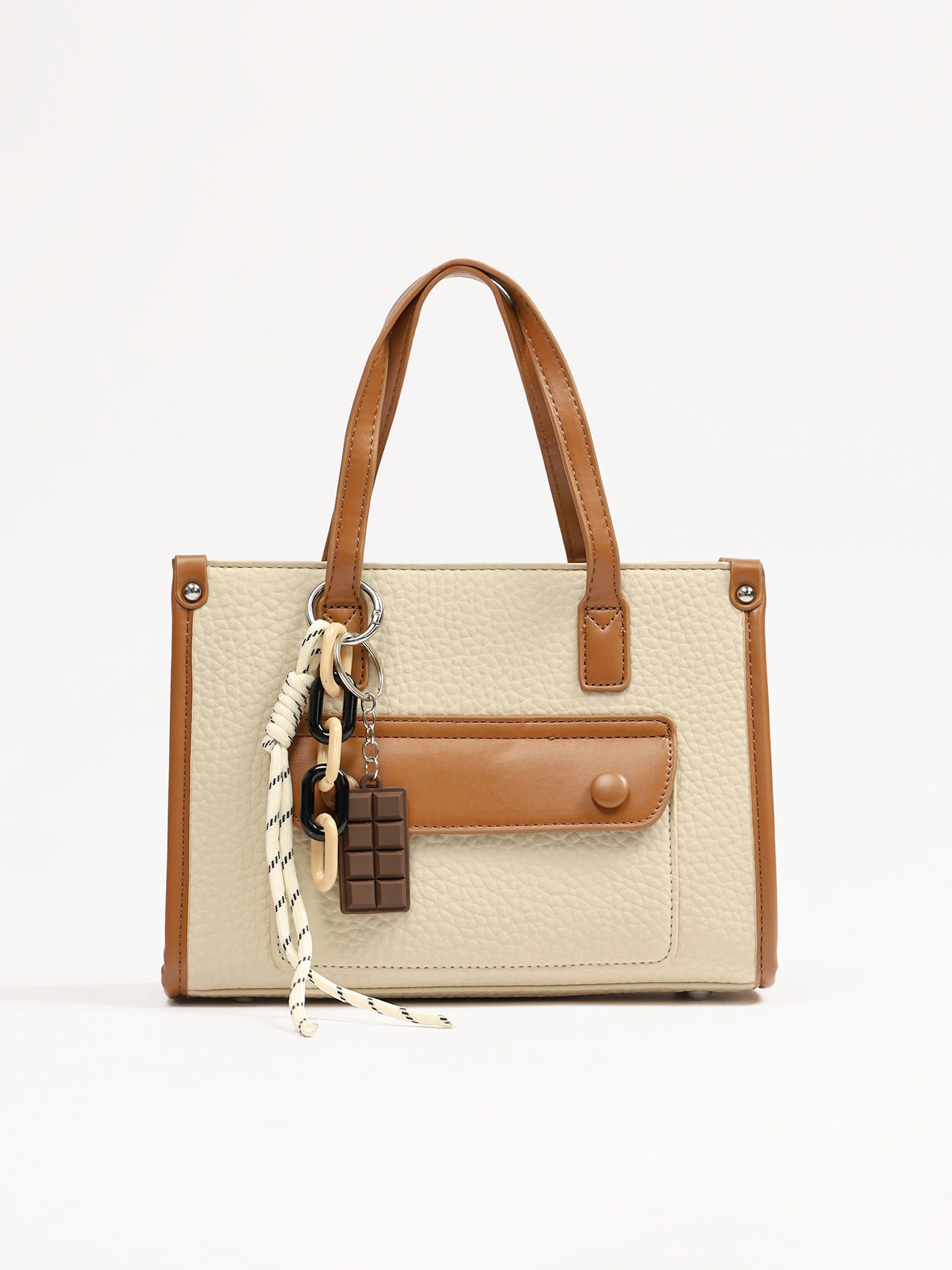 Сумка-тоут с декоративным брелком в ассортименте